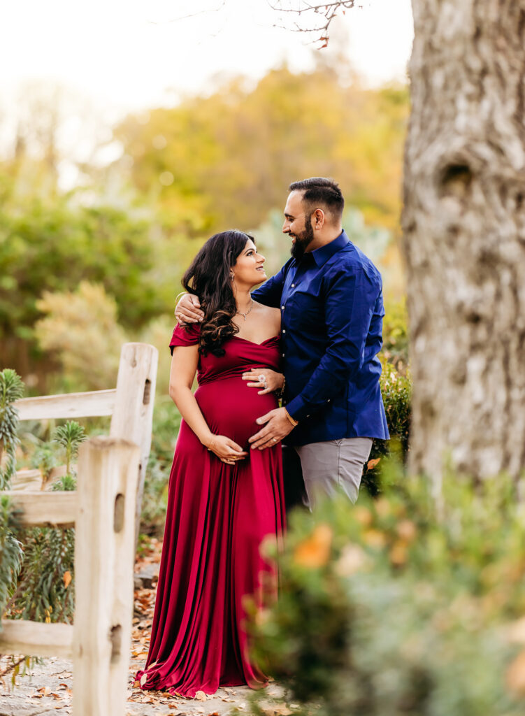 husband and wife maternity photos 